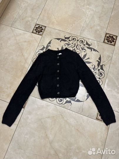 Короткая кофта с длинным рукавом на пуговицах