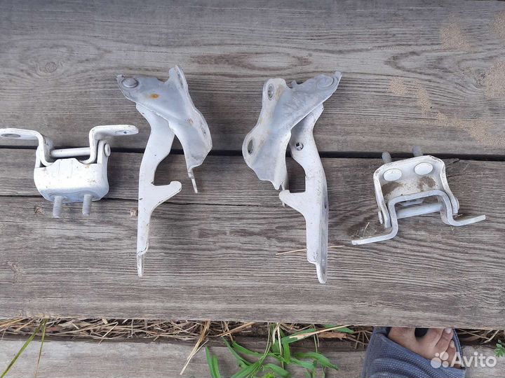 Шарнир капота