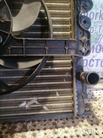 Радиатор охлаждения Renault Logan