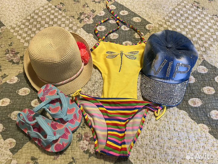 Купальник, шляпка, шлепки