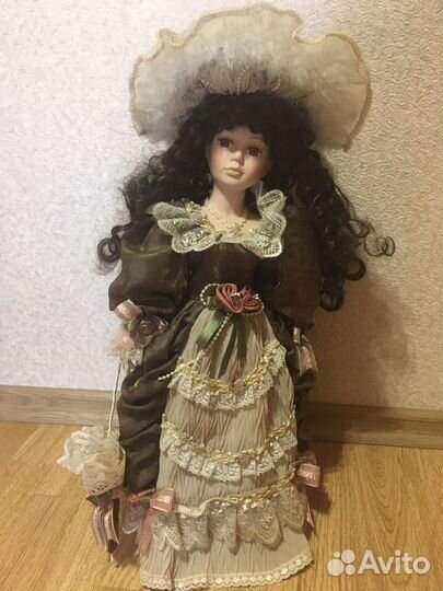 Кукла фарфоровая