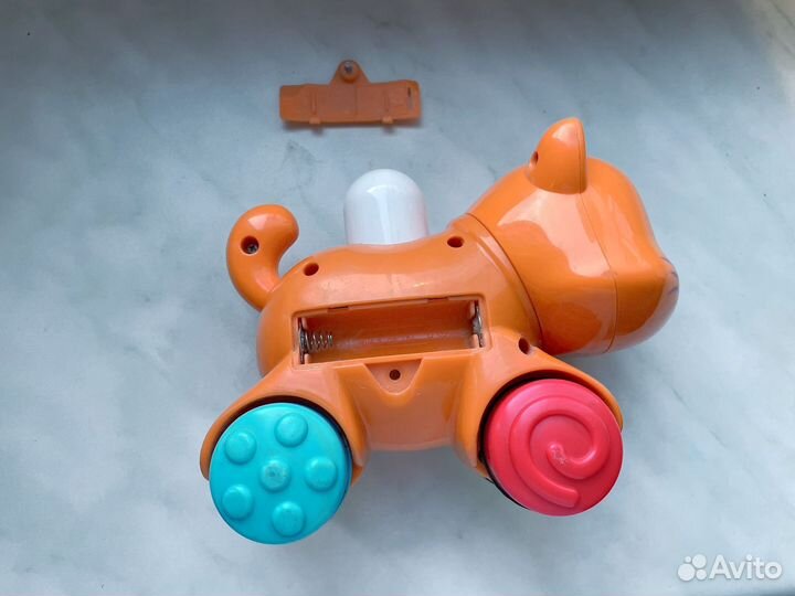 Игрушка кошка Baby Go на колесах