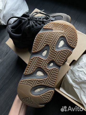 Adisas Yeezy boost 700