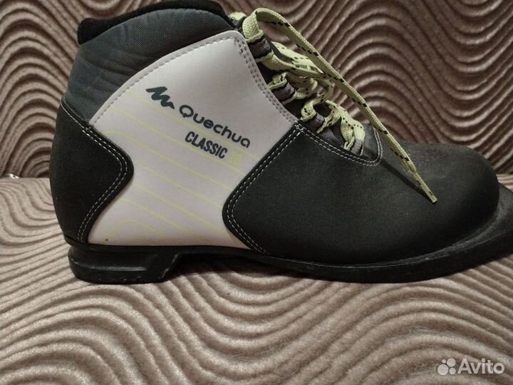 Лыжные ботинки с лыжами