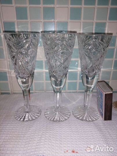 Хрустальные рюмки на ножке