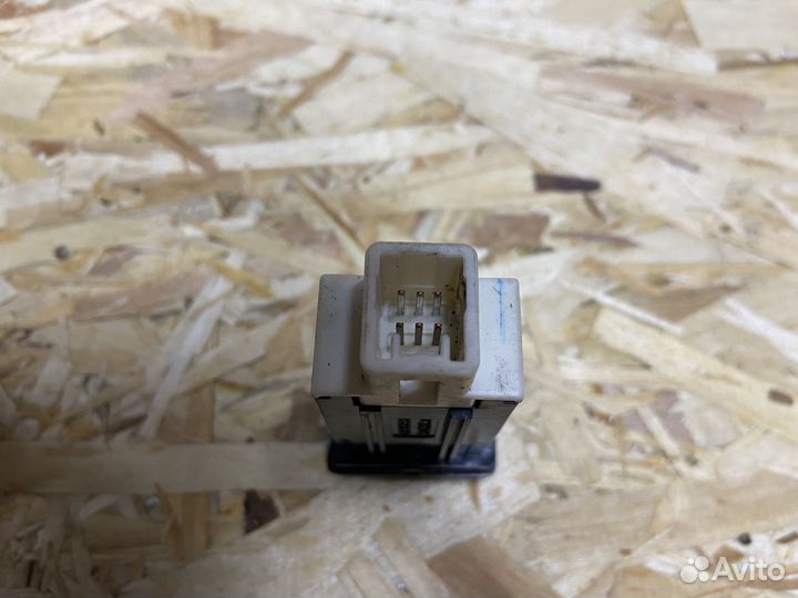 Кнопка подогрева переднего левого сиденья Toyota R