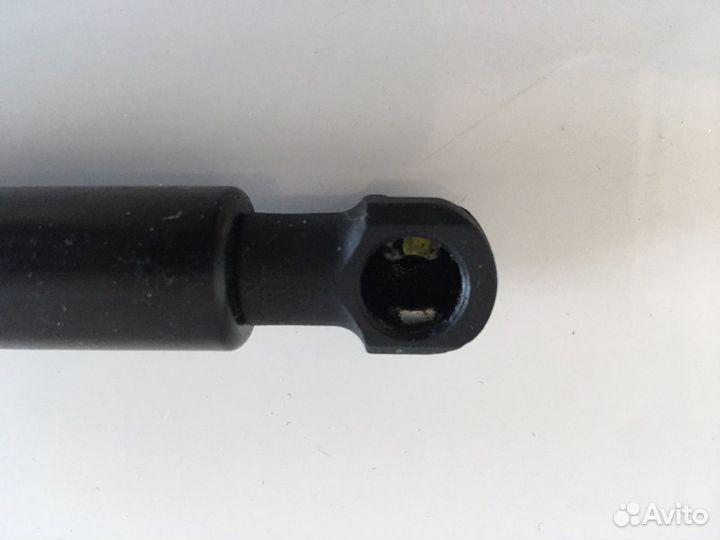 Газовый упор на toyota auris 2012