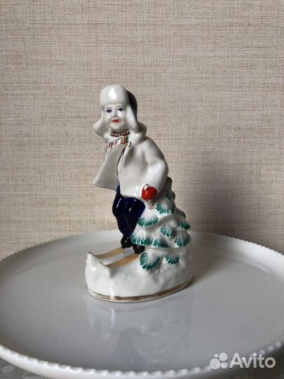 Фарфоровая фигурка Юный лыжник СССР кэкхз 55-62гг