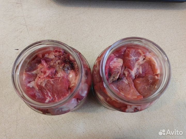 Мясная обрезь и тушёнка для животных