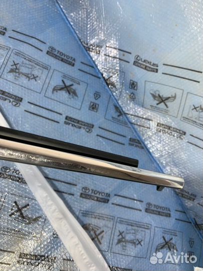 Накладка стекла задняя правая Toyota Land Cruiser
