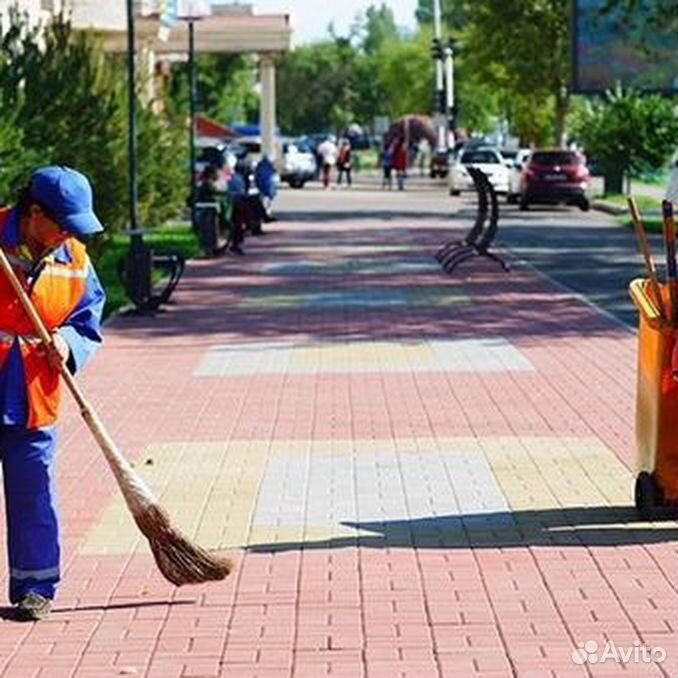 Дворник омск свежие вакансии. Дворник лето. Дворник летом. Уборщики дворники. Уборщик парка.