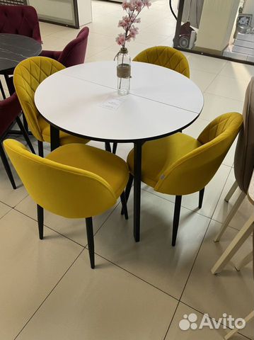 Столы стулья в кафе