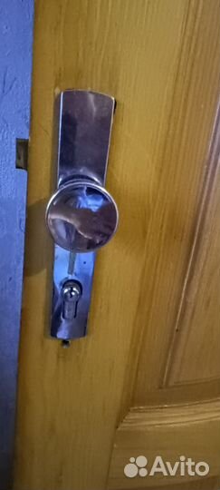 Дверь входная деревянная с коробкой