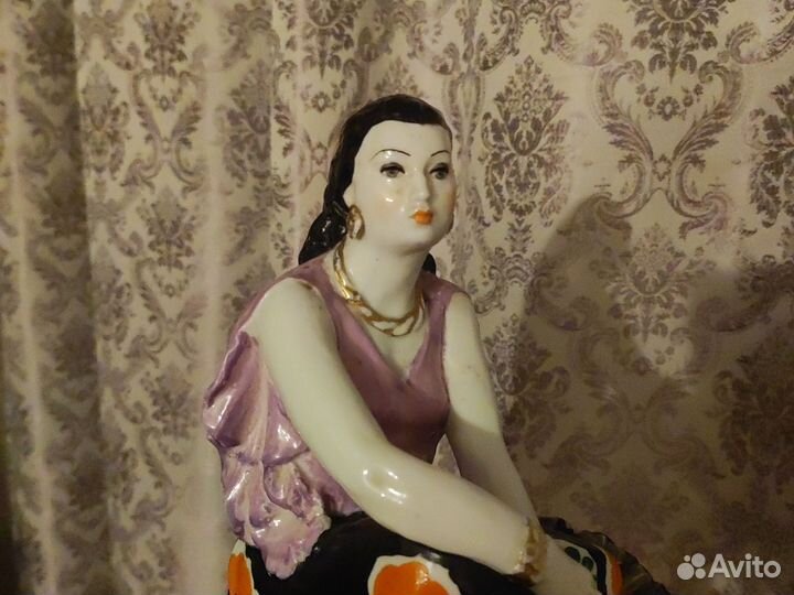 Статуэтка цыганка