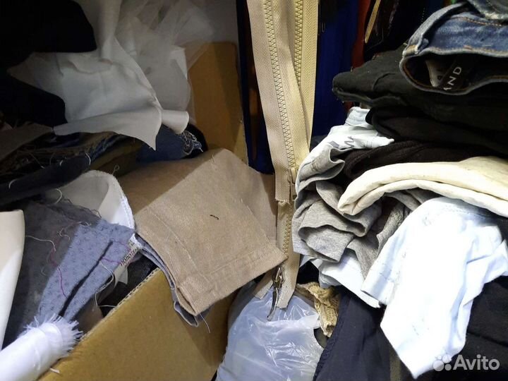 Обрезки разных видов тканей для рукоделия