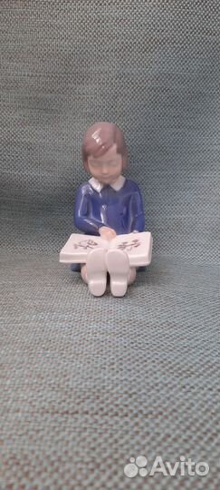 Статуэтка девочка с книжкой, Дания