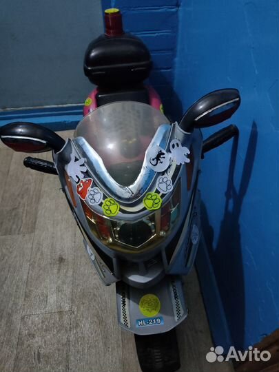 Детский электромотоцикл на ходу