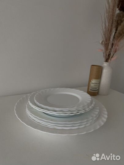 Набор белых тарелок