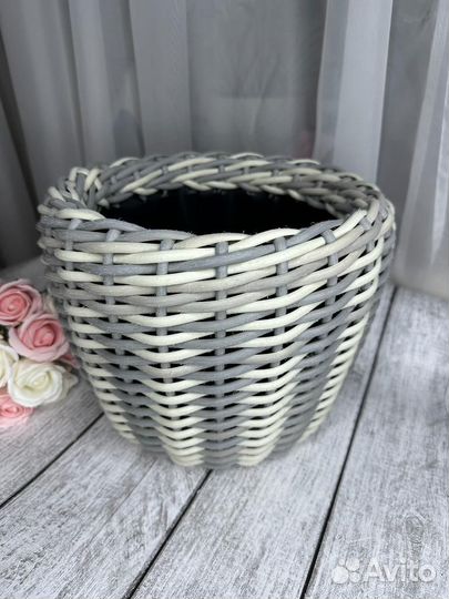 Кашпо из искусственного ротанга