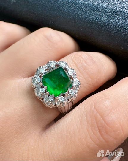 Золотое кольцо с изумрудом и бриллиантами
