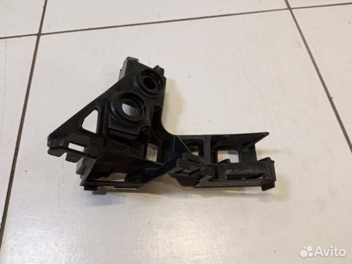 Кронштейн заднего бампера правый Volkswagen Golf 7