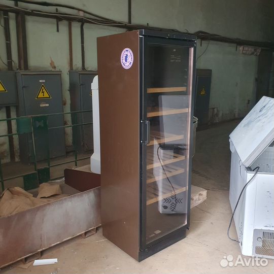 Винный шкаф Vestfrost VKG 571 BR