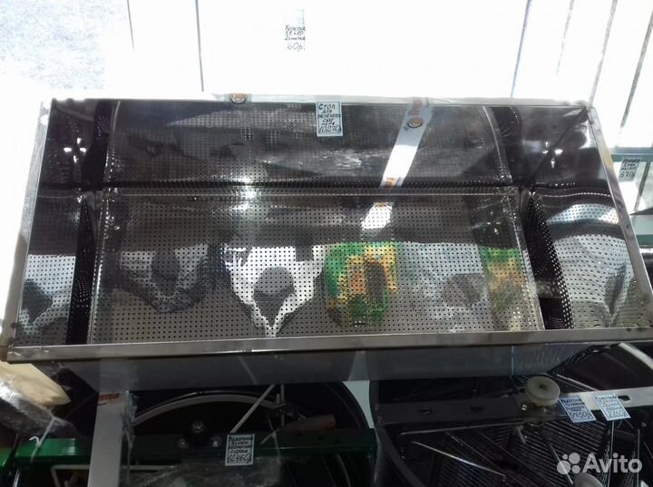 Стол для распечатки сот 24-рамочный, с крышкой