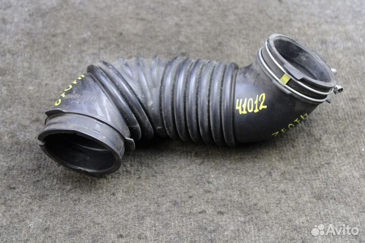 Патрубок воздухозаборника Toyota RAV4 ZCA25 1zzfe