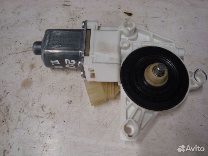 Моторчик переднего правого стеклоподъемника W204 M