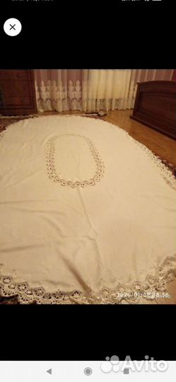 Подушки и скатерть