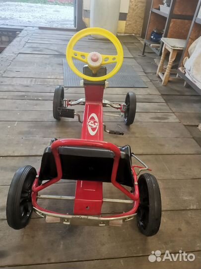 Машина на педалях