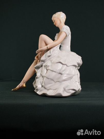 Фарфоровая статуэтка 