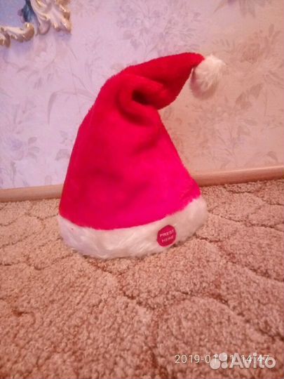 Танцующая и поющая шапка деда мороза