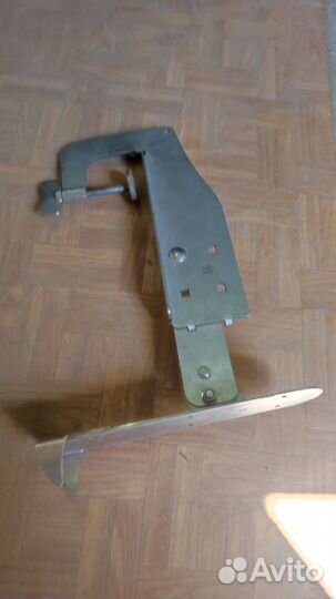 Струбцина крепления датчика эхолота