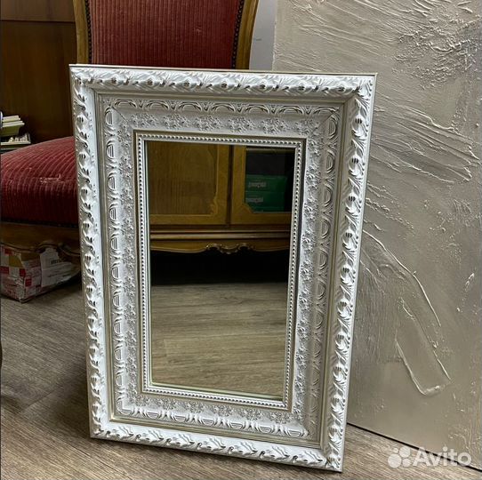 Зеркало в белой классической раме