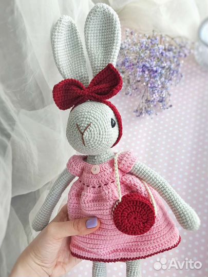 Вязаная игрушка зайка Синди