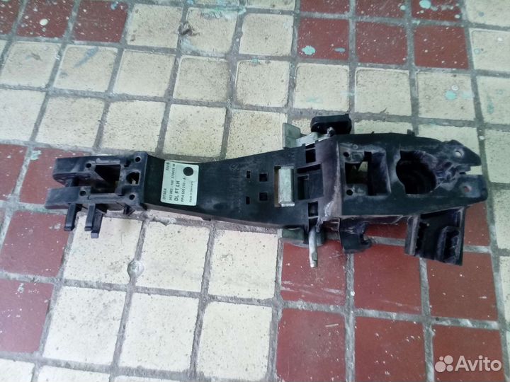 Кронштейн ручки двери передний левый Discovery3,4