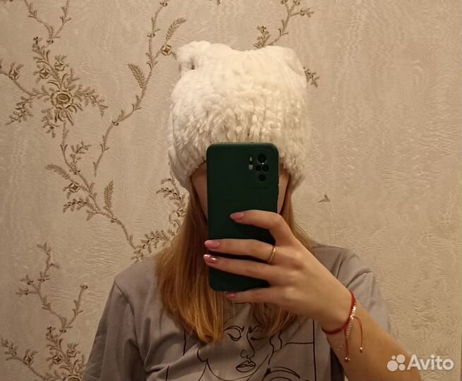 Шапка белая (кролик) и меховые варежки черные