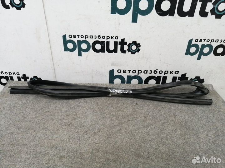 Уплотнитель стекла задний правый 68142-33090