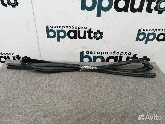 Уплотнитель стекла задний правый 68142-33090