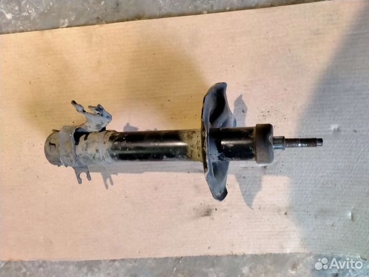 Амортизатор передний правы Nissan Almera Classic