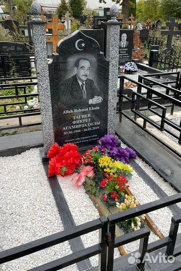 Памятник из черного гранита одинарный