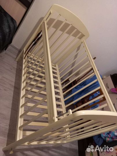 Детская кроватка с маятником