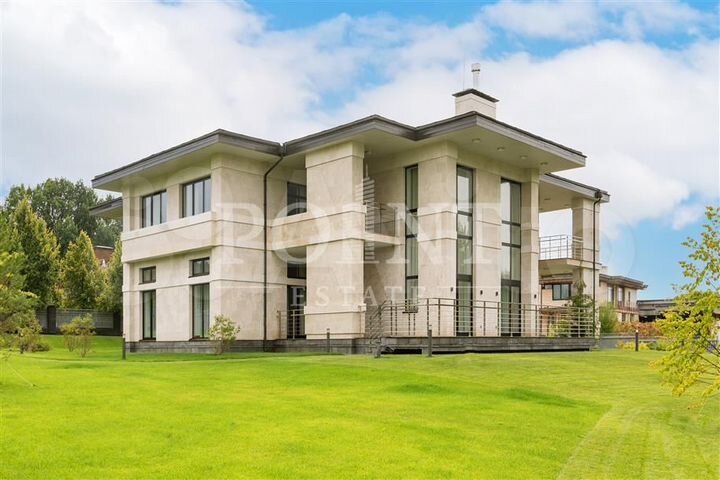 Дом 1017 м² на участке 32 сот.