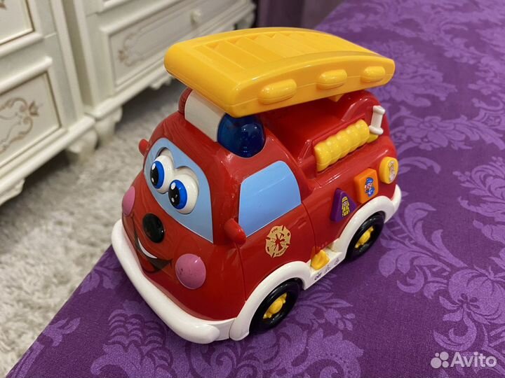 Машина пожарная обьезжает,со звуками,и светом