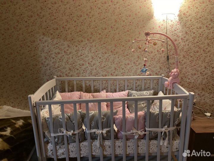 Детская кроватка с маятником и ящиком