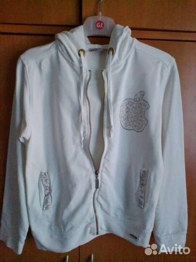 Белая спортивная кофта