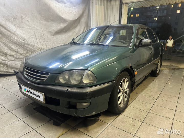 Toyota Avensis 2.0 AT, 1998, 300 000 км