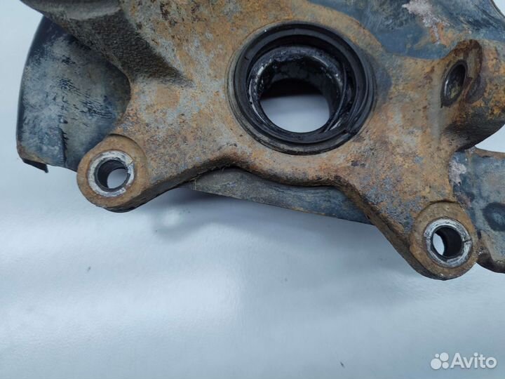 Кулак передний правый Hyundai Accent X3 1998 г.в