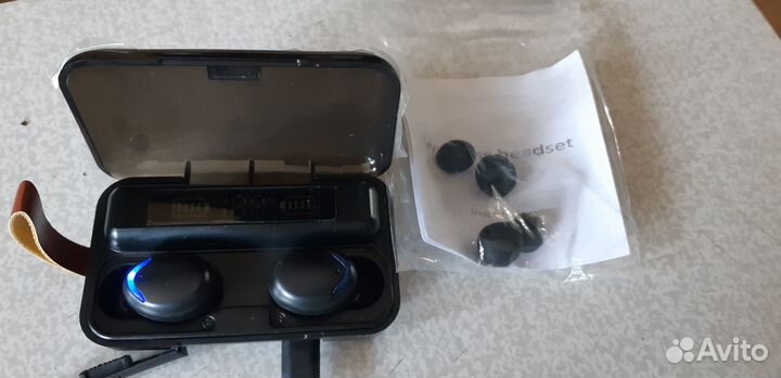 Наушники беспроводные с дисплеем и без